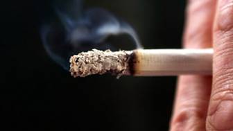 Inwiefern begünstigt Rauchen die Bildung von Abszessen und Fisteln?