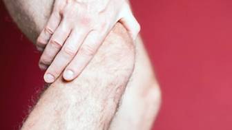 Wie wird eine Schleimbeutelentzündung am Knie behandelt?