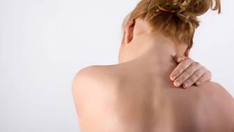 Inwiefern können Rückenschmerzen und Doppeltsehen im Zusammenhang stehen?