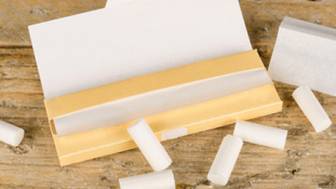 Wie erfolgt die Behandlung einer Trommelfellperforation mit einem Zigarettenblättchen?