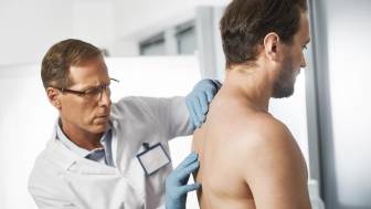 Was ist ein Bandscheibenvorfall in der Brustwirbelsäule und wie wird behandelt?