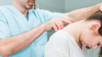 Was ist ein Bandscheibenvorfall in der Halswirbelsäule und wie wird behandelt?