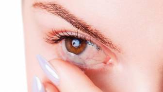 Inwiefern darf man Kontaktlinsen bei einer Bindehautentzündung tragen?