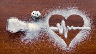 Warum wird empfohlen, bei Bluthochdruck auf Salz zu verzichten?