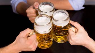 Inwiefern darf man Alkohol bei Gicht trinken?