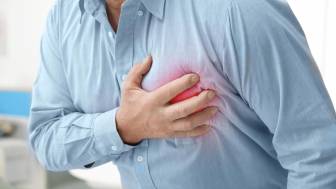 Was sind typische Symptome für einen Herzinfarkt bei einem Mann?