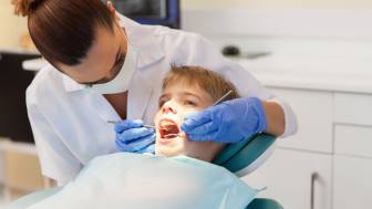 Inwiefern übernimmt die Krankenkasse die Behandlung von Kreidezähnen?