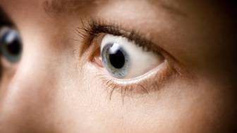 Welche Symptome kann eine Schilddrüsenunterfunktion an den Augen auslösen?