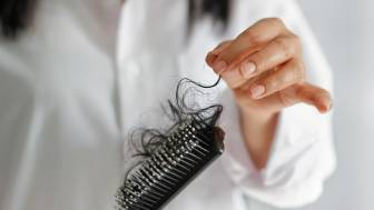 Wie wirkt sich eine Schilddrüsenunterfunktion auf die Haare aus?