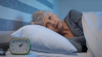 Wie können Schlafstörungen im Alter behandelt werden?