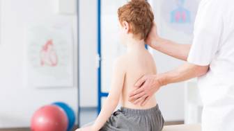 Inwiefern kann Physiotherapie bei Skoliose helfen?