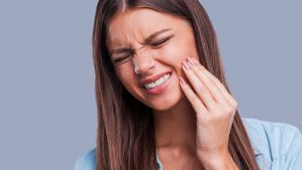 Wie können Zahnschmerzen von Schmerzen einer Trigeminusneuralgie unterschieden werden?