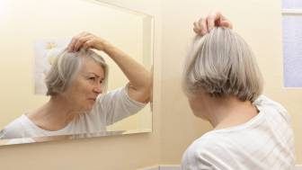 Was kann man gegen dünner werdende Haare und schlechte Haut in den Wechseljahren tun?