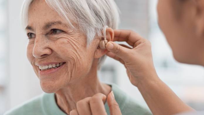 Hörgerät oder Cochlea-Implantat: Schwerhörigkeit im Alter