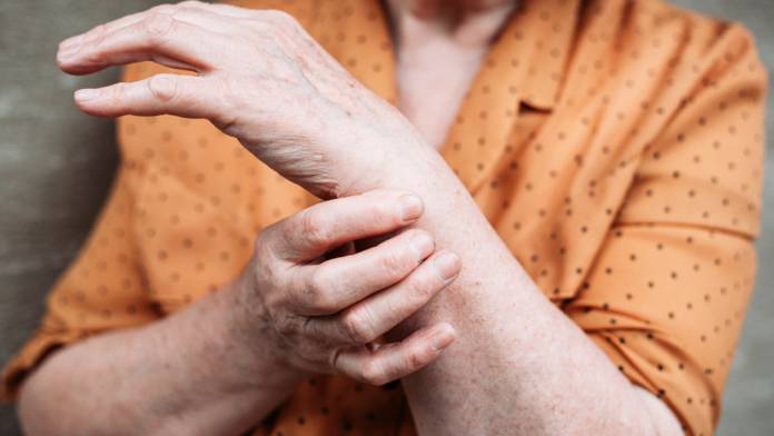 Interview mit Dr. Christian Schmincke: Wind, Kälte, Feuchtigkeit: So erklärt die TCM Rheuma