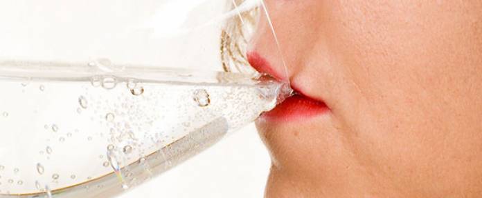 Welche Hausmittel helfen bei Mundtrockenheit?