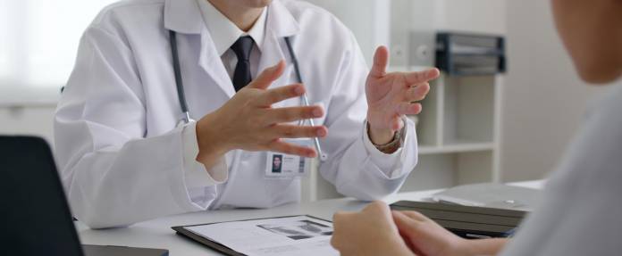 Arzt klärt Patientin auf im Gespräch