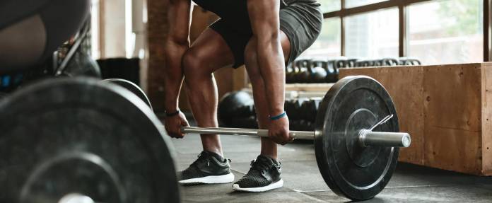 Muskulöser Mann beim Gewichtheben