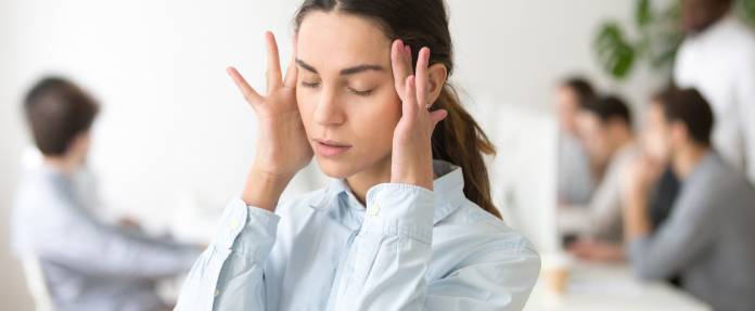 Junge Frau mit Kopfschmerzen - Anti-NMDA-Rezeptor-Enzephalitis