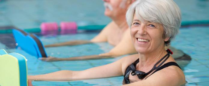 Älteres Paar bei der Wassergymnastik