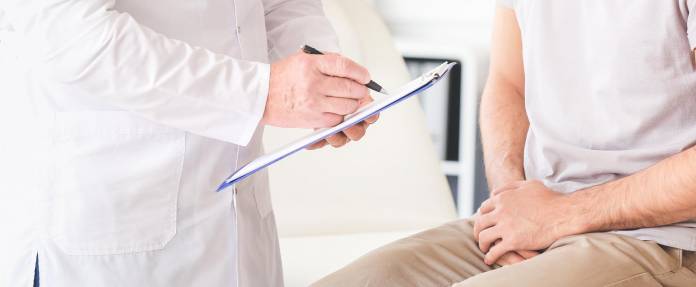 Mann mit urologischen Problemen beim Urologen