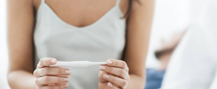 Junge Frau mit Schwangerschaftstest