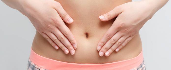 Frau umfasst Ihren Bauch