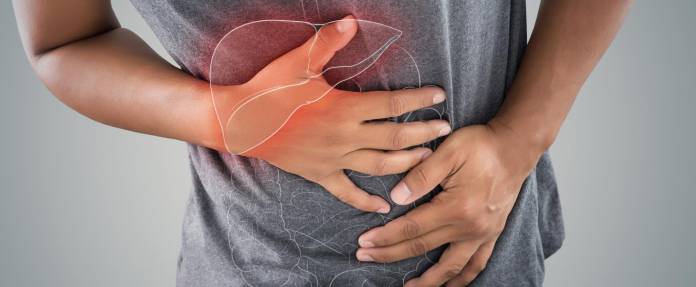 Mann mit Bauchschmerzen