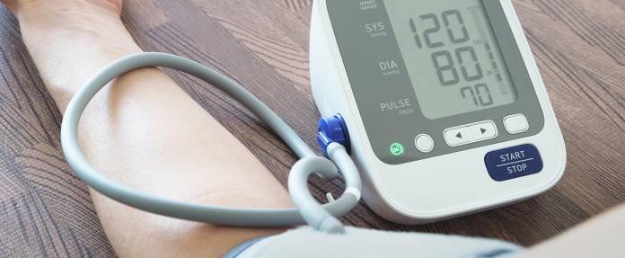 Blutdruckmessgerät zeigt Normalwert im Display bei Blutdruckmessung am Arm