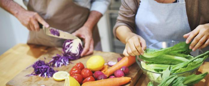 Ältere Menschen kochen gesundes Gemüse