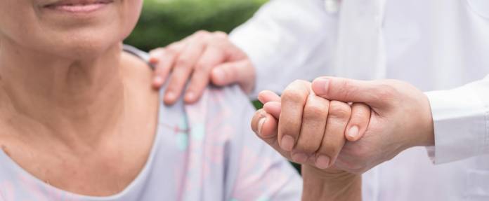 Ältere Frau bei Palliativbehandlung