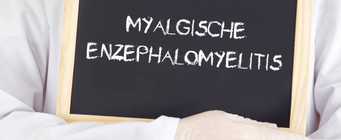 Arzt mit Schild für Myalgische Enzephalomyelitis
