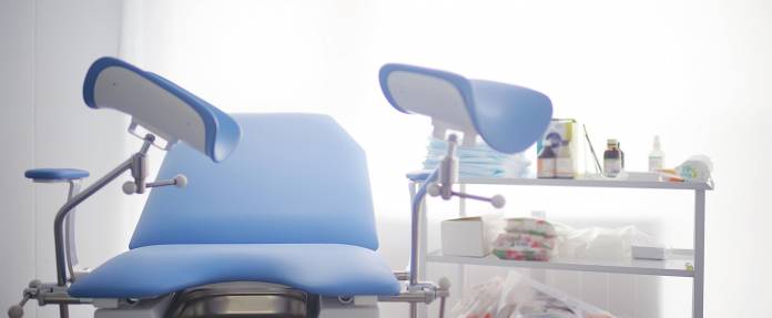 Gynaekologischer Stuhl in Frauenarztpraxis