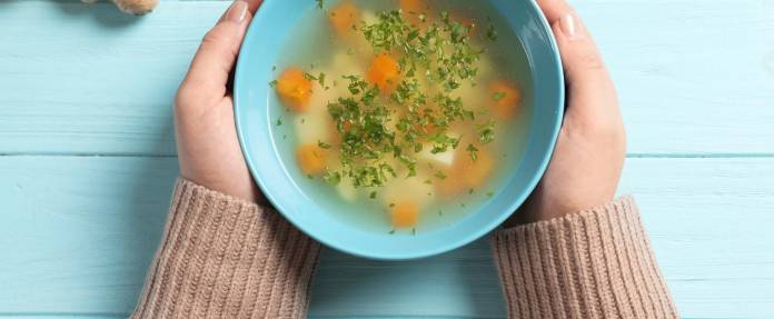 Schüssel mit leichter Gemüsesuppe