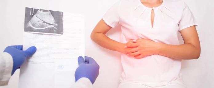 Frau mit Oberbauchschmerzen beim Arzt