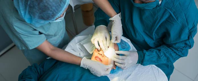 Augenpflaster für Patientin nach Augenoperation
