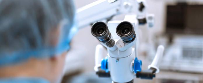 Mikroskop bei Augenoperation