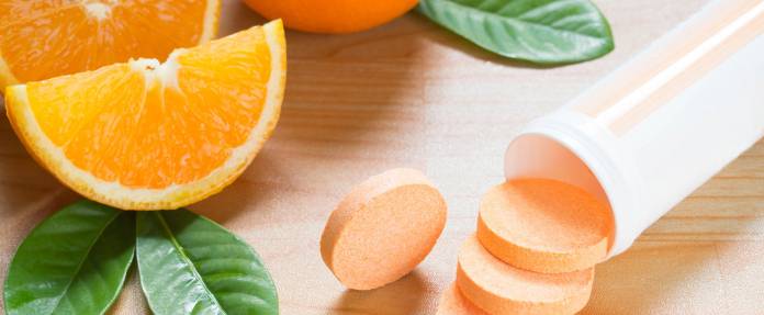 Vitamin C in Orangen oder als Tablette 