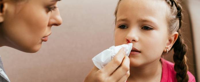 Kind mit Nasenbluten
