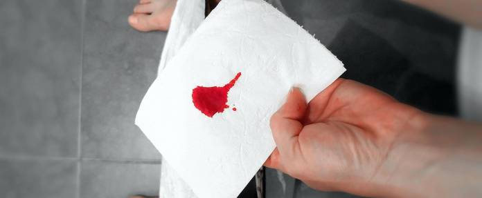 Toilettenpapier mit Blut