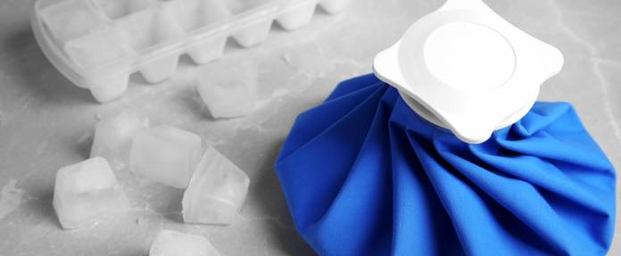 Eiswürfel und Eispack zum Kühlen