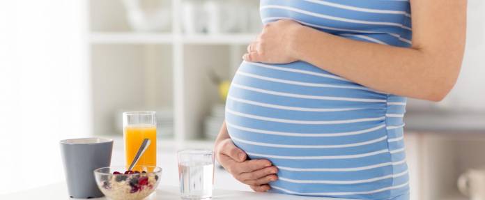 Schwangere Frau und gesunde Ernährung mit ausreichend Flüssigkeit