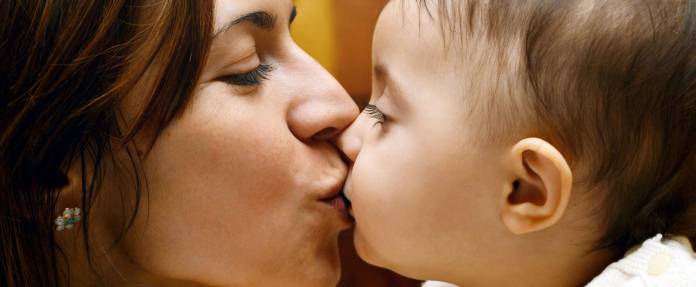 Mutter küsst Ihr Baby auf den Mund