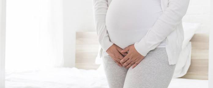 Schwangere Frau umfasst Bauch