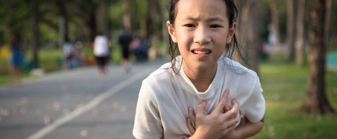 Asiatisches Mädchen mit Herzproblemen
