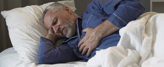 Älterer Mann mit Herzproblemen im Bett