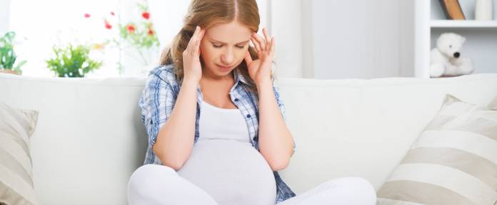 Schwangere Frau mit Kopfschmerzen