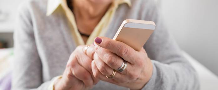 Seniorin mit Smartphone