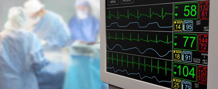 OP-Raum mit Monitor zur Überwachung des Herzschlags