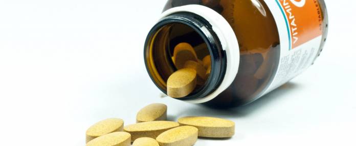 Pillenfläschchen mit Vitamin C-Tabletten